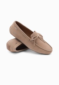 Beige semišové mokasíny s kulatou špičkou, dekorativní mašlí a prošíváním. Plné gumové podrážky, snadné obouvání a minimální značení.