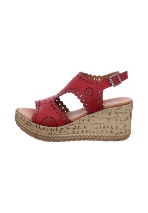 Rote Ledersandalen mit ausgeschnittenen Designs und dekorativen Perforationen, ausgestattet mit einer Korkkeilsohle und einem verstellbaren Knöchelriemen.