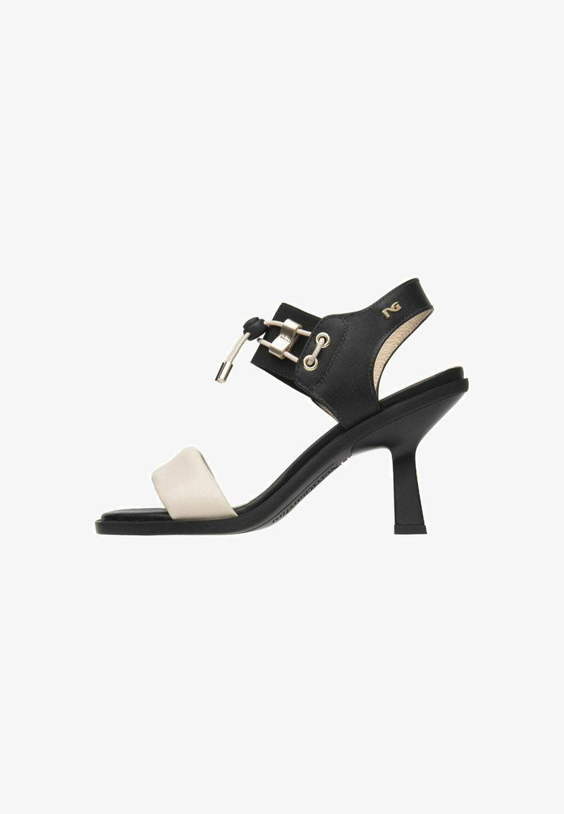 Schwarze und beigefarbene High-Heel-Sandalen mit offenem Zeh, Knöchelriemen, metallicfarbenen Beschlägen und einem strukturierten Design. Glattes Leder.