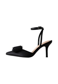 Escarpin en satin noir à talon haut, avec un embout pointu, une sangle de cheville à boucle et un nœud décoratif à l'avant.