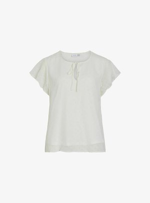 Biela blúzka s krátkymi volánovými rukávmi, okrúhlym výstrihom a detailom na viazanie vpredu. Textúrovaná látka má malé vyvýšené bodky po celom povrchu.