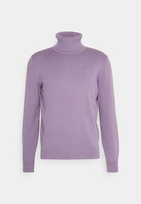 Herren-Lavendel-Pullover mit Stehkragen, langen Ärmeln, gerippten Bündchen und Saum sowie einem dezenten Logo-Patch auf der Brust.