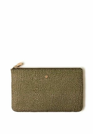 Pochette rectangulaire vert olive avec fermeture éclair, motif texturé et petit logo rond doré, à plat sur fond blanc.