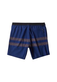 Shorts de bain bleu marine avec taille élastique noire et deux bandes en zigzag noires et roses au dos. Petite poche zippée côté droit.