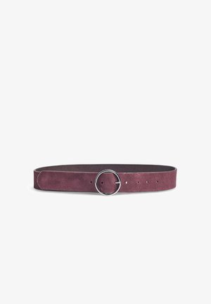 Cinturón de ante morado con hebilla redonda de metal plateado y múltiples orificios de ajuste, colocado plano sobre fondo blanco.