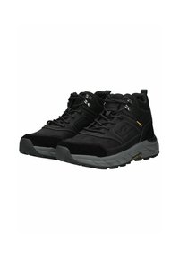 Czarne buty trekkingowe z cholewką z zamszu i tkaniny, z wytrzymałymi sznurówkami, srebrnymi oczkami oraz grubą, szaro-rubberową podeszwą z teksturowanym bieżnikiem.