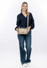 Borsa a tracolla beige con dettaglio intrecciato, forma rettangolare, materiale sintetico, tracolla regolabile e un piccolo logo sul davanti.