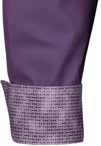 Polsino di camicia viola con un motivo geometrico texturizzato in lilla chiaro, che mette in risalto il suo design e materiale distintivi.