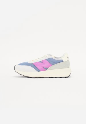 Sportliche Sneakers in einem Farbdesign aus Blau, Grau und Pink, mit einem weichen Obermaterial aus Wildleder und Mesh sowie einer dicken weißen Sohle.