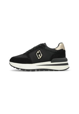 Sneaker da uomo nere e oro con parte superiore in mesh e suede, logo oro sul lato e suola bianca con accenti neri.