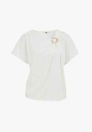 Bílá halenka s krátkými rukávy, s drapérií a ozdobným zlatým kroužkem na pravém rameni.