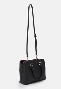Sac à main en cuir noir avec un design structuré, deux poignées supérieures, une bandoulière réglable, des accents en métal doré et un intérieur bordeaux.