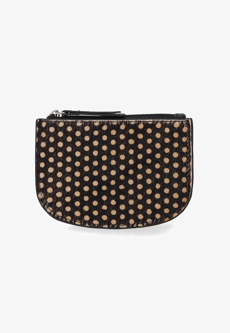 Czarna i beżowa saszetka ze skórzanym wzorem w kropki, o zaokrąglonym kształcie, z zamknięciem na suwak i gładką fakturą. Wyróżnia się wzorem w kropki na powierzchni.