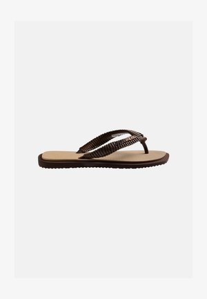 Beige flip-flops med mørkebrune, teksturerte remmer og en brun gummisåle, vist fra siden på hvit bakgrunn.
