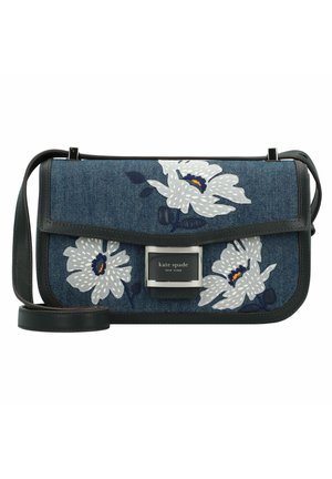 Borsa a tracolla in denim con dettagli in pelle nera, finiture in metallo argentato e ricami floreali bianchi e blu navy sul flap anteriore. Include una tracolla regolabile.