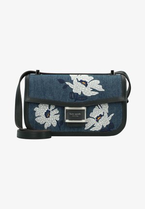 Bolso de hombro de denim con acentos de cuero negro, herrajes plateados y bordado floral en blanco y azul marino en la solapa frontal. Incluye correa ajustable.