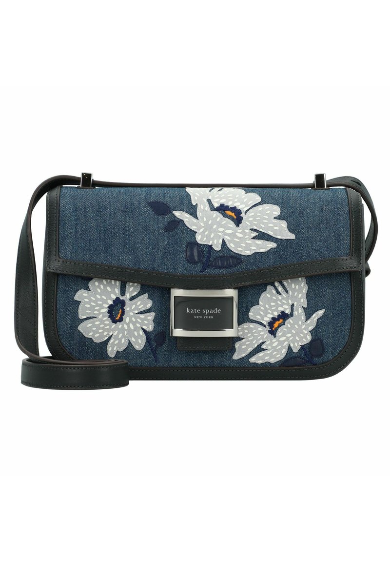 Borsa a tracolla in denim con dettagli in pelle nera, finiture in metallo argentato e ricami floreali bianchi e blu navy sul flap anteriore. Include una tracolla regolabile.