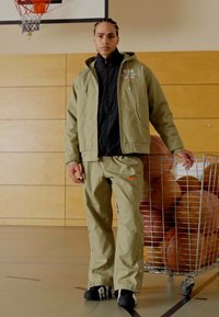 Nike Performance NBA JACKET - Treningsjakke - neutral olive/hyper crimson