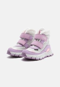 Fioletowe i białe sneakersy typu high-top z teksturowanym panelem, paskami na rzep, miękkim kołnierzem i wielokolorową podeszwą.