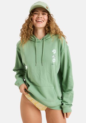 Groene katoenen hoodie met kangoeroezak, trekkoordcapuchon en bloemenprints. Gecombineerd met patroonzwemkleding in het geel.