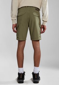 Bermudas cargo en verde oliva que cuentan con bolsillos cargo, trabillas para el cinturón y una etiqueta tejida en la parte posterior. El material parece ligero y resistente.
