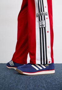 Kijelölve, dark blue/off white/red