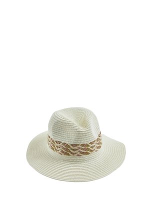 Cappello intrecciato bianco a tesa larga con fascia intrecciata rosa e beige intorno alla cupola, esposto su sfondo bianco.