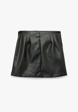Gonna in finta pelle nera con pieghe, caratterizzata da una texture liscia e una forma dritta. Chiusura con cerniera sul retro per il fissaggio.