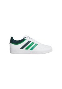 Zapatillas deportivas blancas con rayas verdes y verde oscuro, parte superior de cuero, suela de goma y detalles perforados en la puntera.