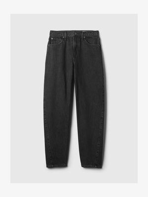 Jeans de denim preto com um corte reto, design de cinco bolsos, passadores de cinto e fecho de botão. O tecido tem uma textura suave com um desbotamento discreto.
