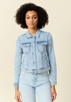 Veste en denim bleu clair avec un col classique, poches avant et fermetures à boutons en argent. Elle présente un design court et des manches longues.