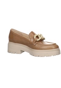Mocassin en cuir fauve avec semelle beige épaisse et grand détail chaîne dorée sur le dessus, incliné pour montrer les vues latérale et avant.