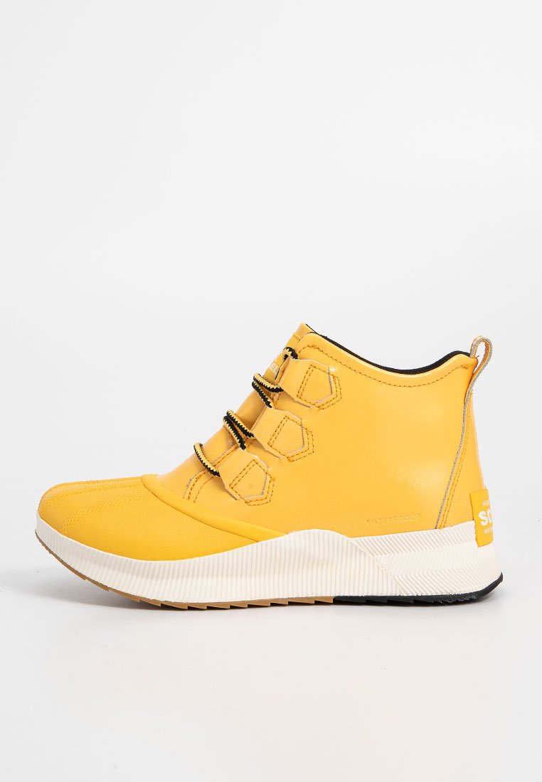 Żółty wodoodporny półwysoki sneaker o teksturowanym wykończeniu, z okrągłym noskiem, sznurowanym zapięciem i paskowanym gumowym spodem.