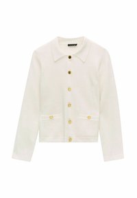 Bílý svetr vyrobený z jemné tkaniny s límečkem, zlatými knoflíky na přední straně a dvěma předními kapsami s knoflíkovými detaily.