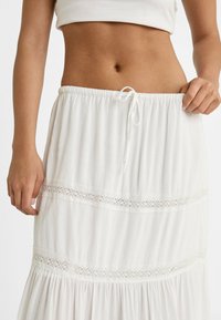 Stradivarius WITH LACE - Maxinederdele - white