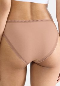 Beige női fehérnemű, sima textúrával, magas derekú kialakítással és finom csipke díszítéssel a lábnyílások mentén.