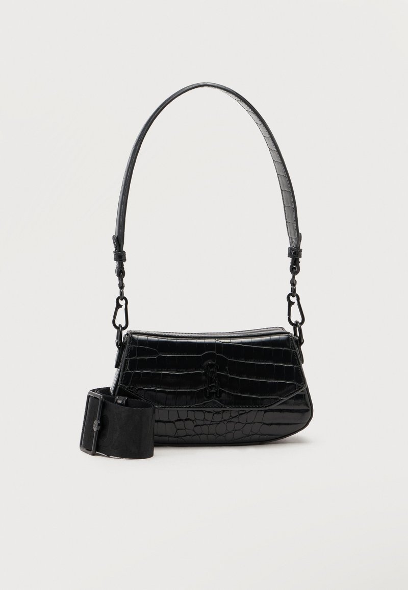 Sac à bandoulière noir en cuir synthétique effet crocodile avec sangle épaisse détachable et poignée fine sur le dessus, sur fond clair.