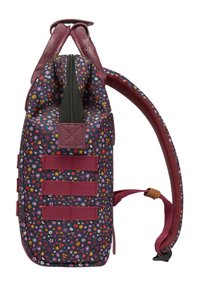 Tasche mit Blumenmuster aus dunklem Material, mit burgunderfarbenen Akzenten, einem oberen Reißverschluss und einem verstellbaren Riemen mit drei seitlich montierten horizontalen Riemen.