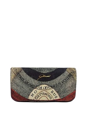 Portafoglio Gattinoni con motivo astratto multicolore, placca con logo dorato, bordi arrotondati e design di testo curvo sulla superficie in tessuto.