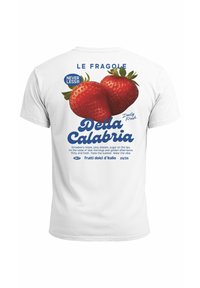 Weißes T-Shirt mit Grafik von zwei roten Erdbeeren, Text in Blau und grünen Akzenten. Enthält Markenlogo und beschreibende Phrasen.