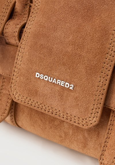 Sac en daim couleur fauve avec bords cousus et rabat avant embossé du logo DSQUARED2 argenté.
