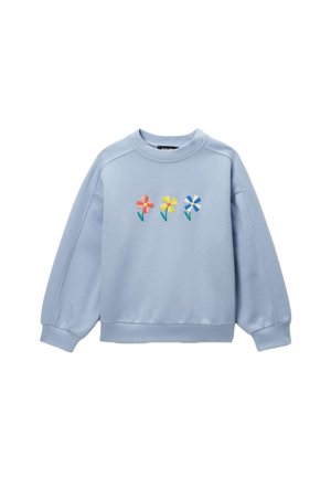 Sweatshirt bleu clair avec trois fleurs brodées en rose, jaune et bleu au centre de la poitrine, col rond, et bords-côtes aux poignets et à l'ourlet.