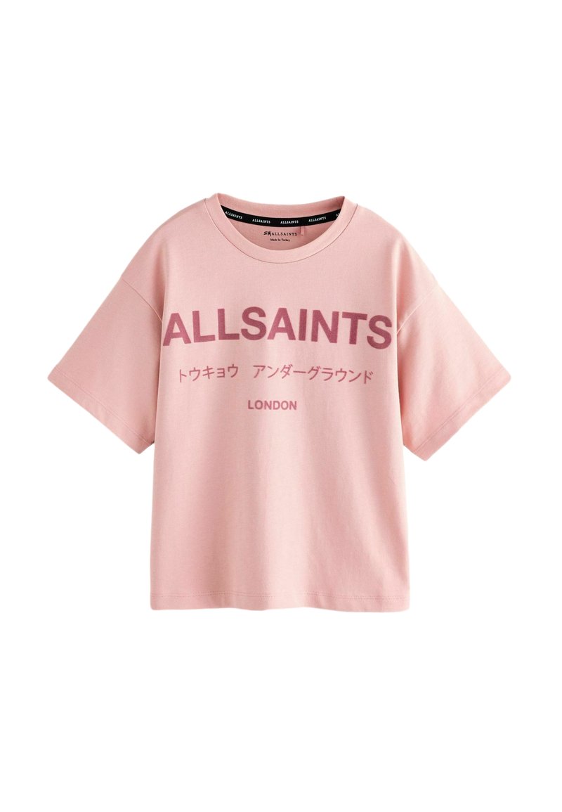 Vaaleanpunainen puuvillapaita lyhyillä hihoilla, jossa on rohkea "ALLSAINTS" -teksti tummanpunaisella ja japaninkielisiä merkkejä, alhaalla "LONDON".