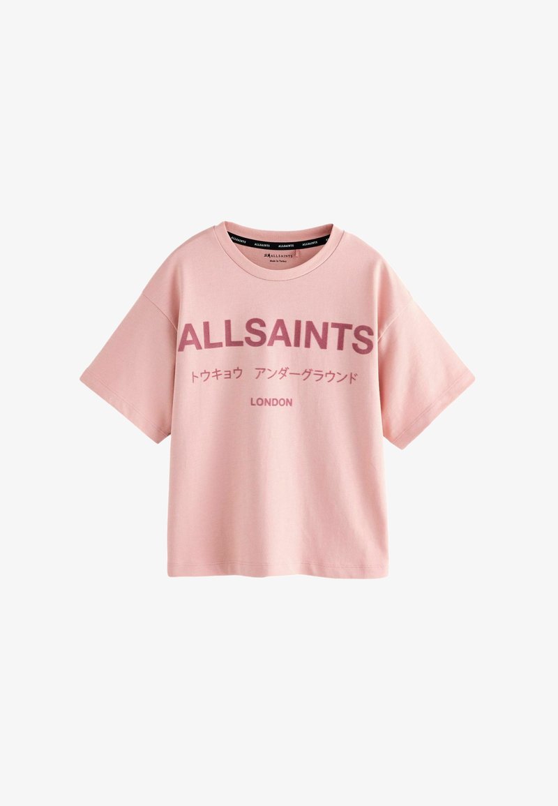 Růžové bavlněné tričko s krátkými rukávy, na kterém je výrazný text "ALLSAINTS" tmavě růžovou barvou a japonské znaky, s nápisem "LONDON" na spodní části.