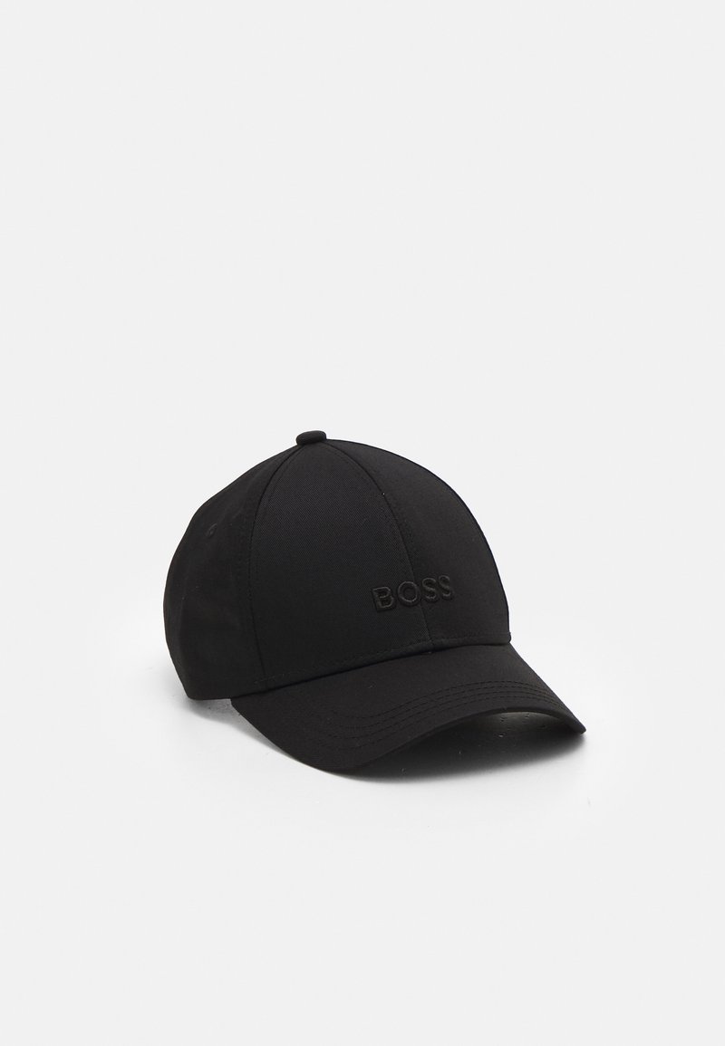Casquette de baseball noire avec une visière incurvée et « BOSS » brodé en noir sur le panneau central avant, montrée sur un fond clair.
