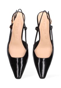 Zwarte gepatenteerde leren puntige slingback hakken met beige binnenzolen en gouden gesps, merk Marc Ellis zichtbaar op de binnenzolen.