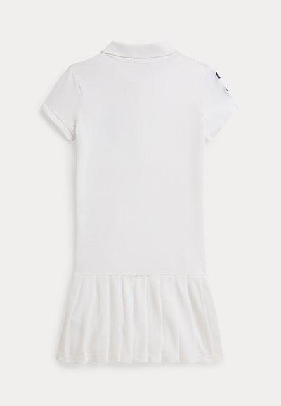 Λευκό φόρεμα πόλο με πλισέ φούστα. Κοντά μανίκια, γιακάς με κουμπιά, λεία υφή, απλός σχεδιασμός, χωρίς σχέδια ή διακοσμητικά στοιχεία.