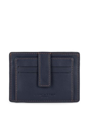 Porte-cartes en cuir bleu marine avec quatre fentes et une bande centrale. Détail avec des coutures contrastées et un logo embossé à l'avant.