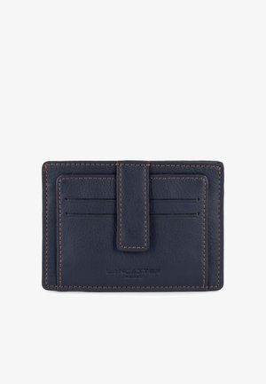 Porte-cartes en cuir bleu marine avec quatre fentes et une bande centrale. Détail avec des coutures contrastées et un logo embossé à l'avant.