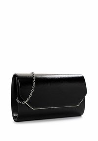 Pochette en cuir verni noir avec une chaîne, dotée d'une forme rectangulaire élégante et d'un fermoir à rabat avec un détail métallique.